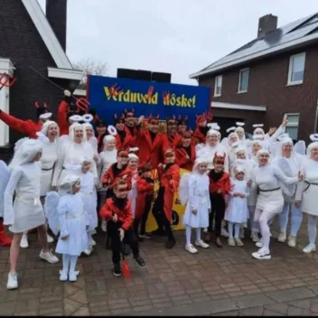 groep duivels en engelen